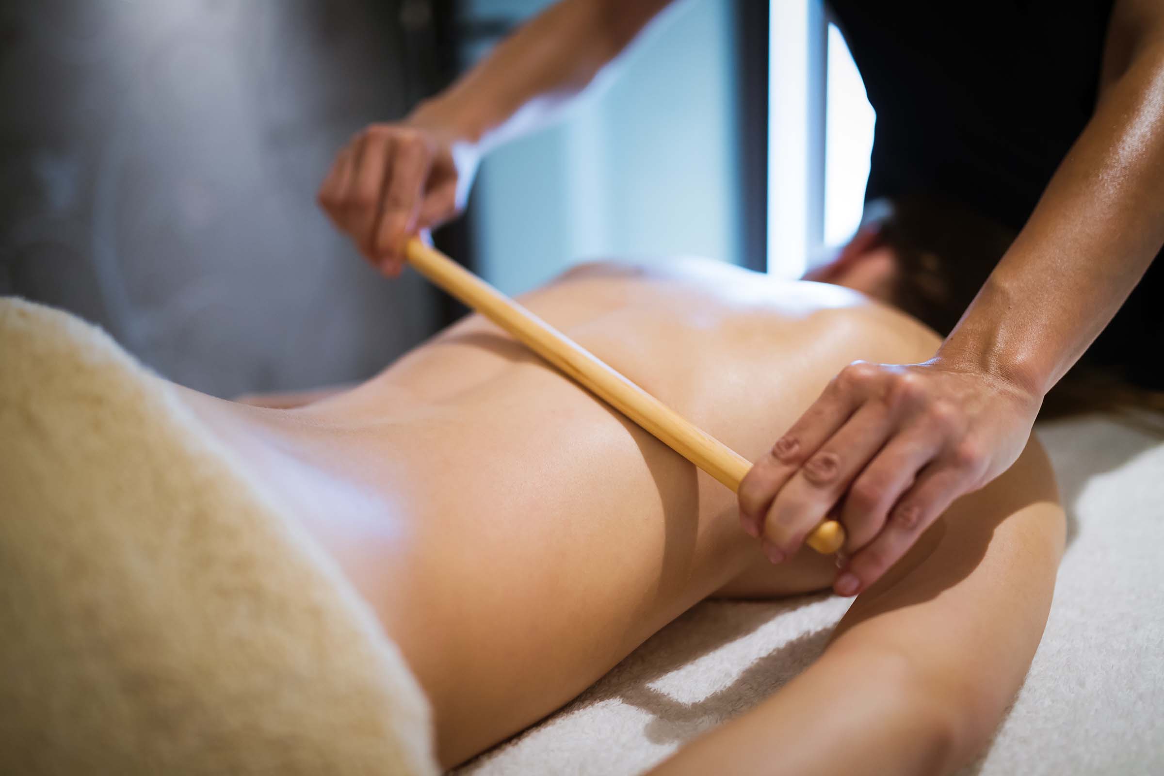 masseur-treating-masseuse-at-wellness-saloon-GNRQQRE.jpg