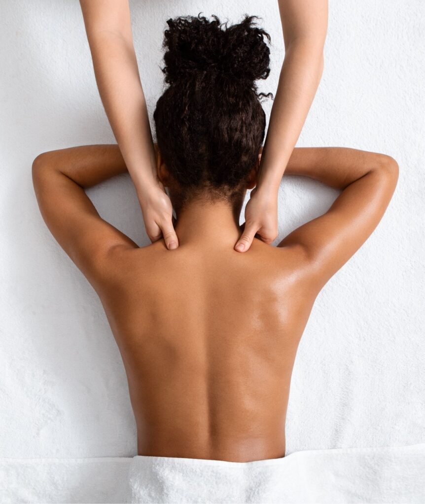 Thérapeute féminine massant le cou d'une femme noire, vue de dessus Oriental Beauté à Marcinelle